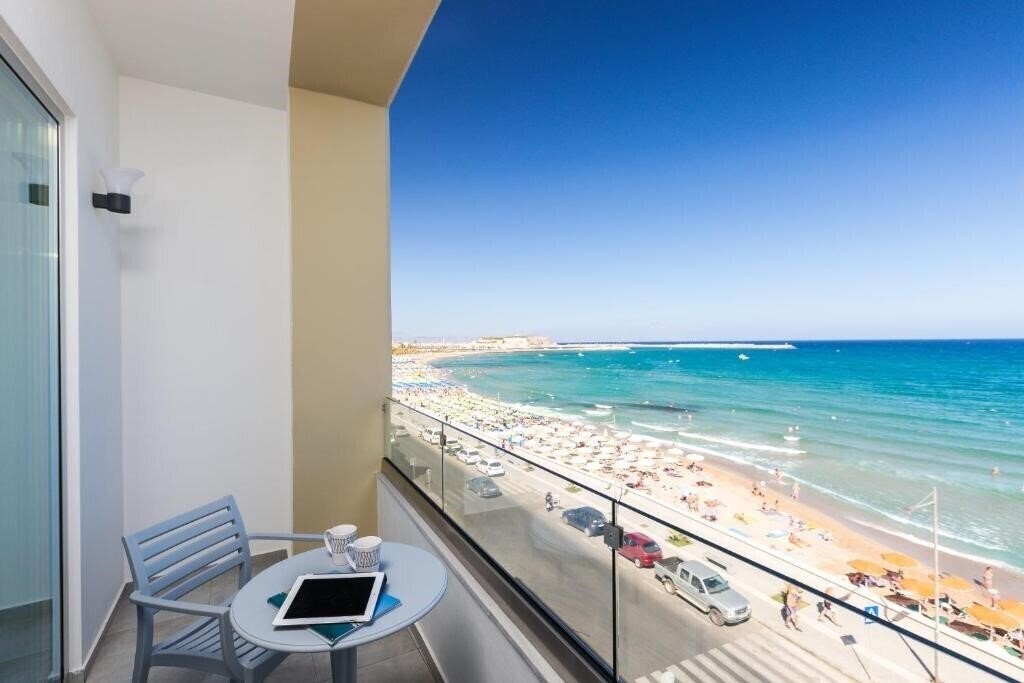 Отель Meltemi Coast Suites 4*