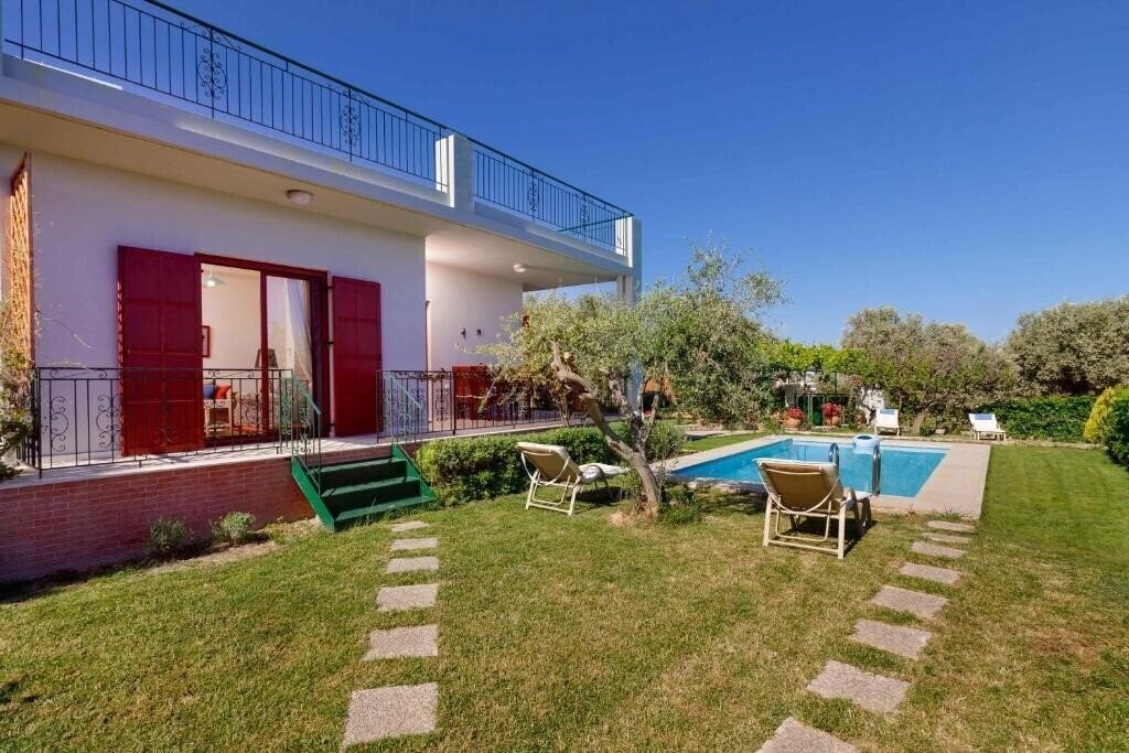 Фотография Lilys Cottage 4*