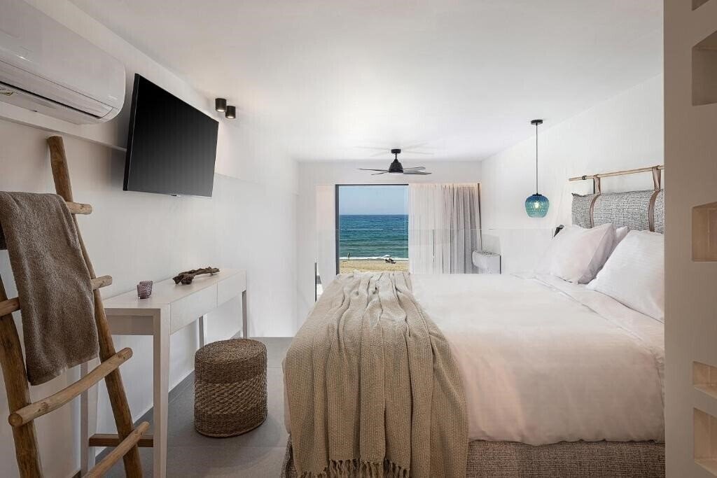 Готель Calla Luxury Seafront Suites 5*
