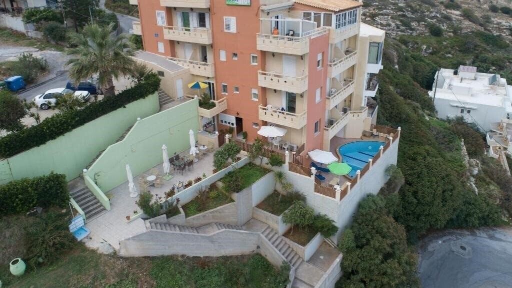 Готель Eliza Apartments 3*