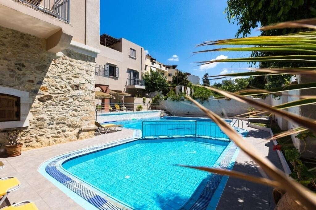 Готель Philoxenia Apartments 3*
