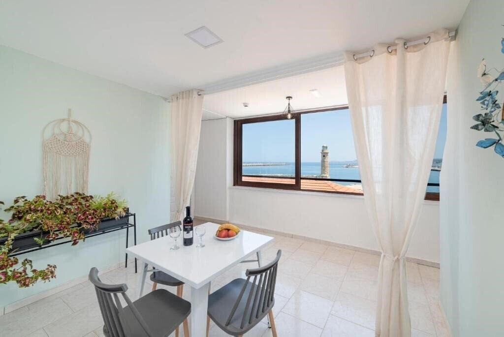 Отель Faros Rooms & Suites 3*