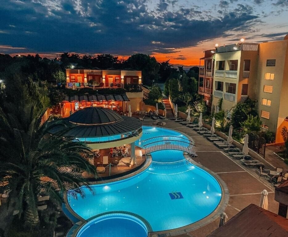 Отель Ambassador Hotel 3*