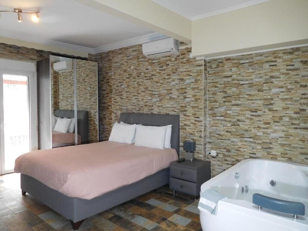 Готель Luxury Living Apartments 4*
