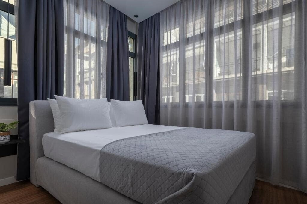Отель Hebrard Industrial Suites 3*
