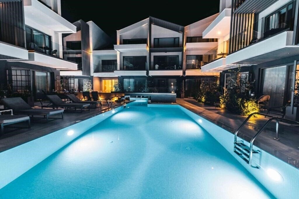 Готель Serenity Suites 4*