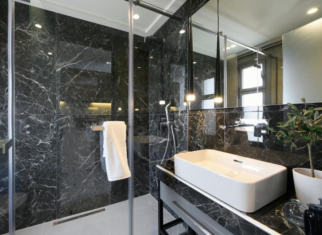 Фотографія Serenity Suites 4*