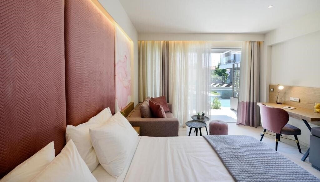Готель Serenity Suites 4*