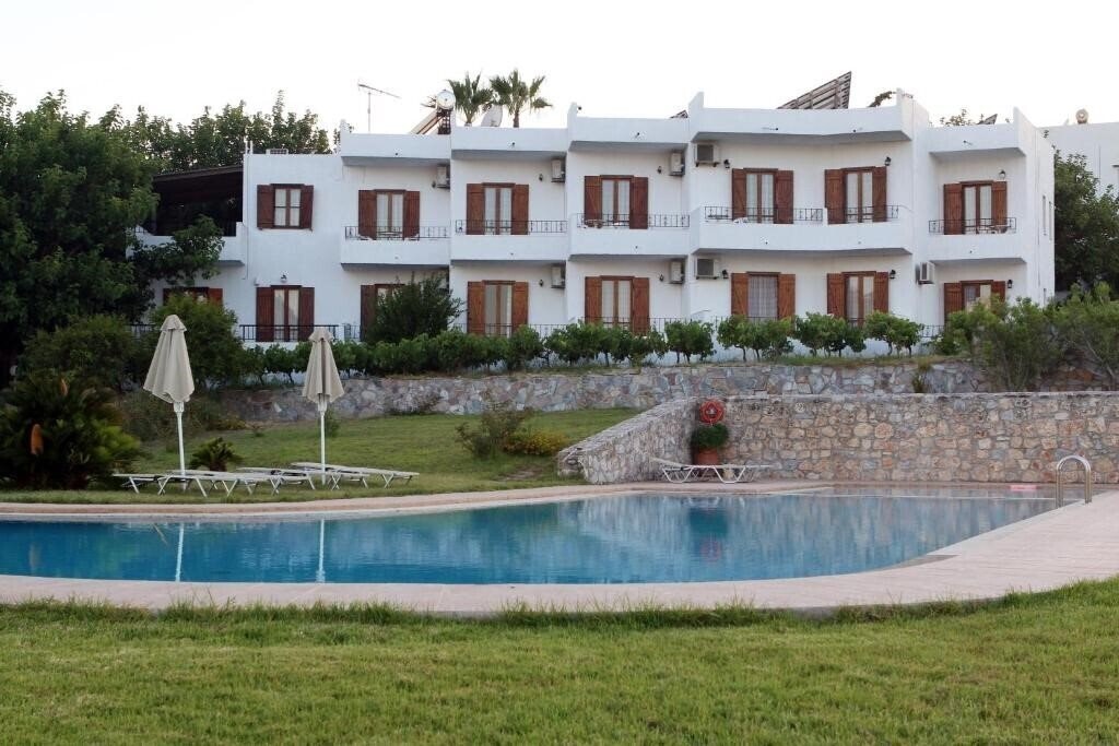 Готель Kera Apartments 3*