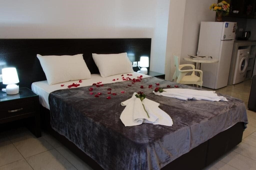 Отель Polykratis Rooms Apart Hotel 4*