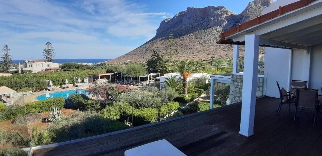Готель Artemis Village Apartments & Studios 4*