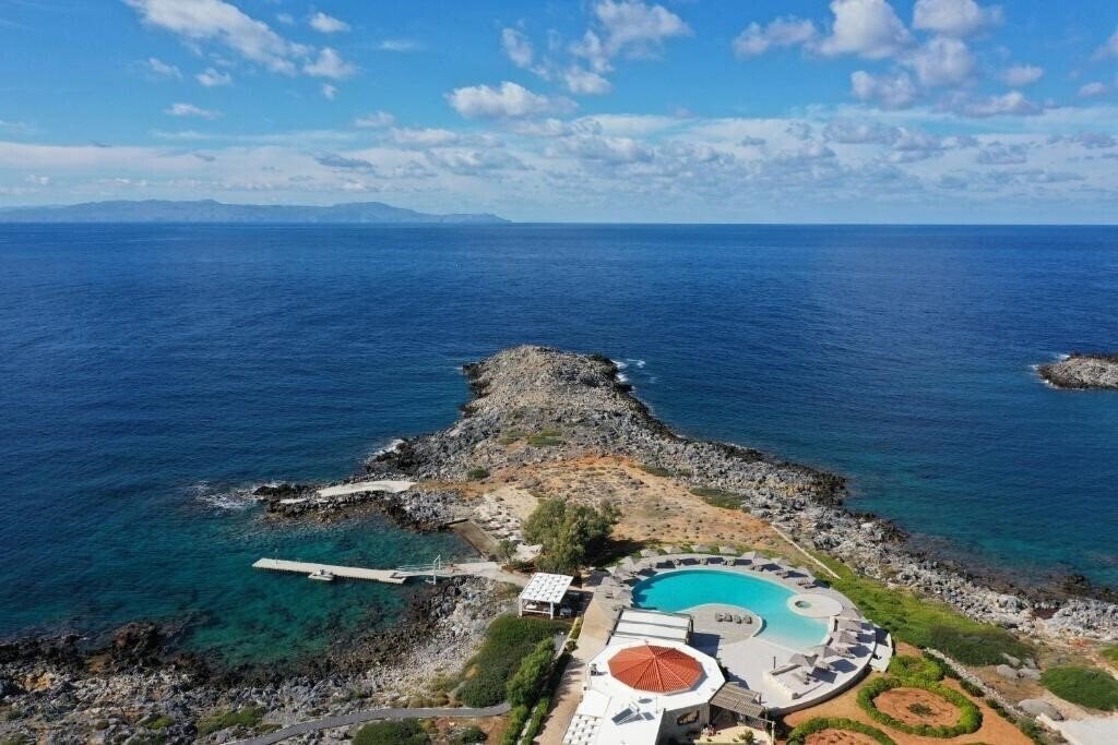 Готель Kavos Hotel & Suites 3*
