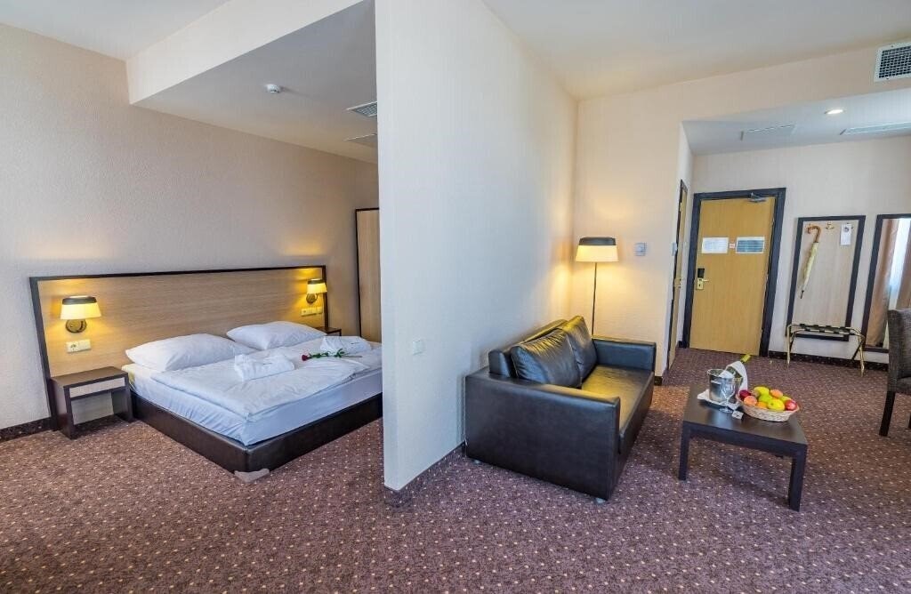 Фото Hotel Lomsia 4*