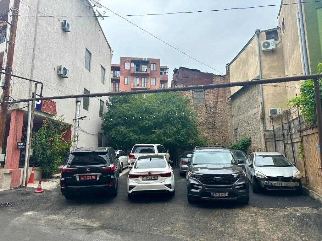 Готель Qeroli 3*