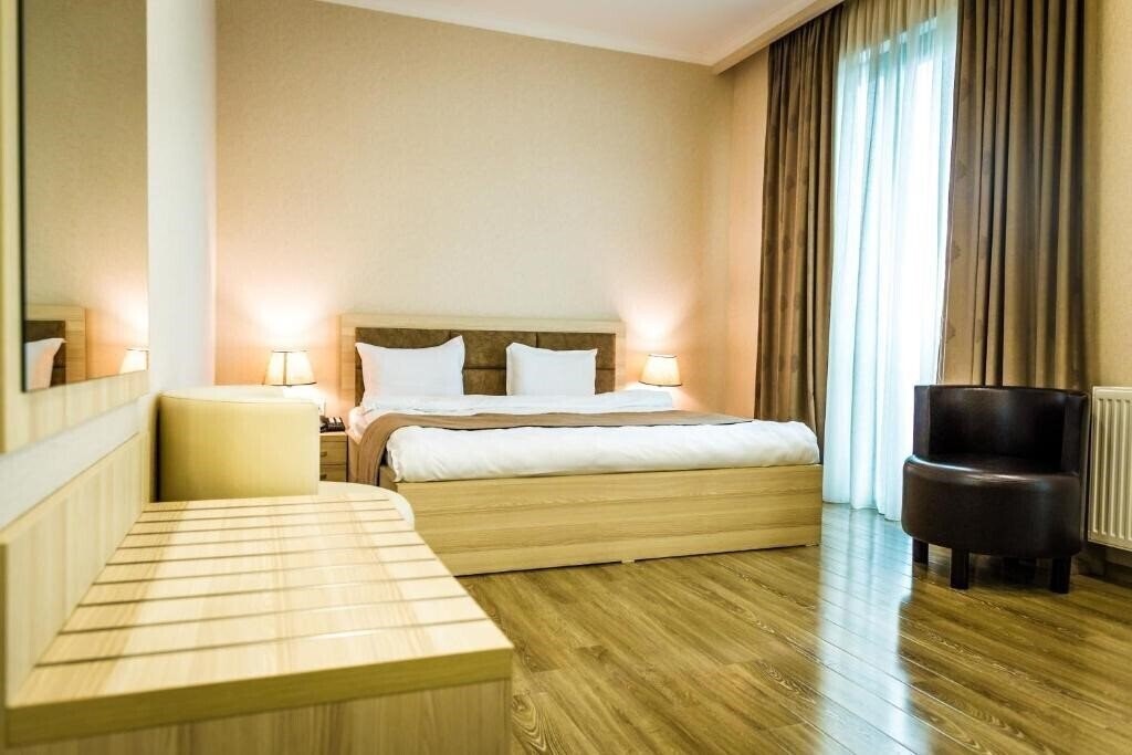 Отель Hotel Cherry Garden 3*