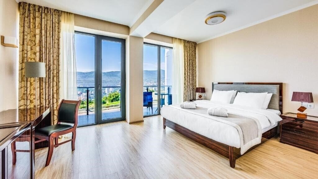 Готель Lisi Hills Hotel 3*