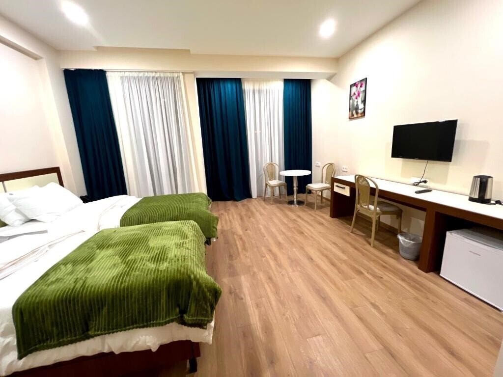 Фотографія West Hotel 3*