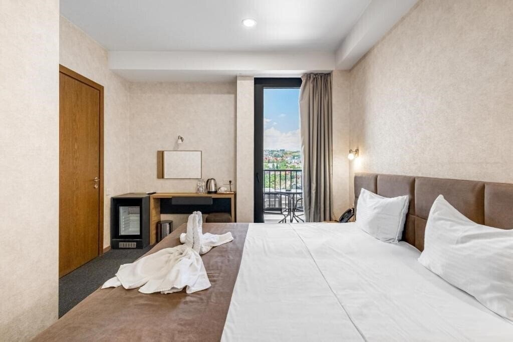 Отель Brooch Hotel 4*