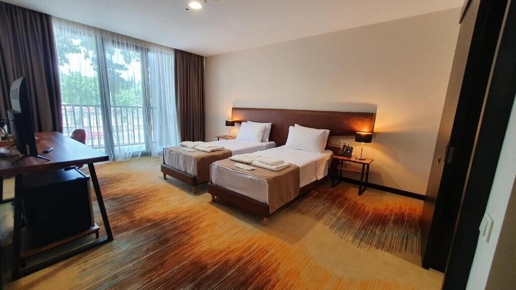 Отель Carousel Hotel 4*