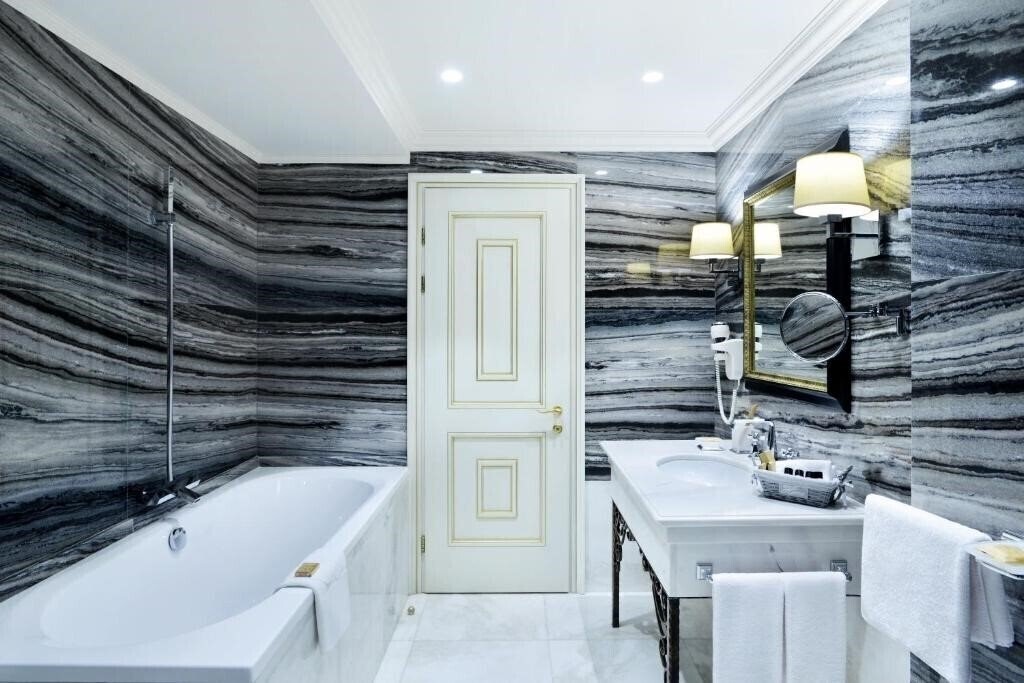 Фотографія Ambassador Hotel 4*