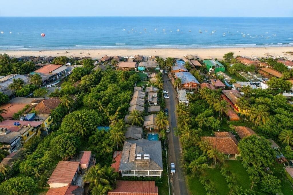 Отель Foxoso Aaristo Baga Beach Resort 4*