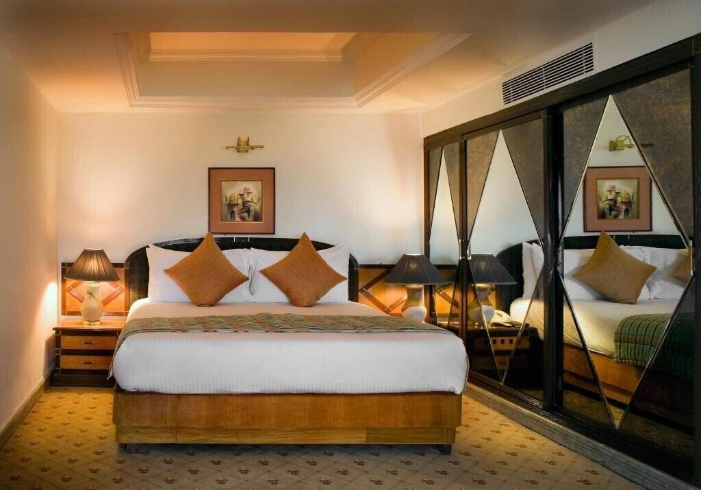 Фото The Suryaa New Delhi (Crowne Plaza) 5*
