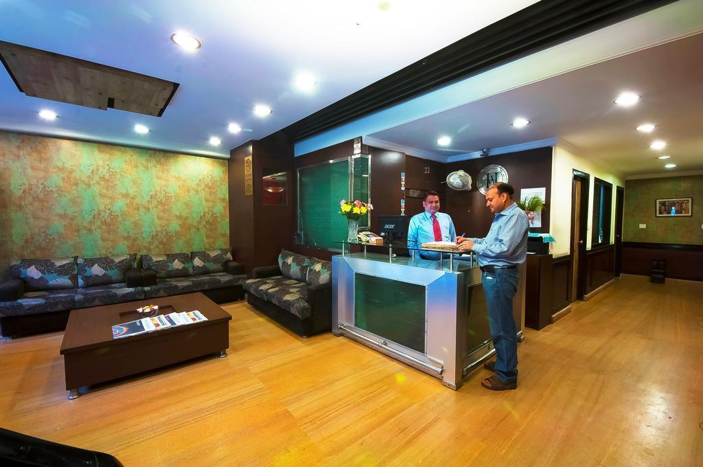 Отель White House 3*