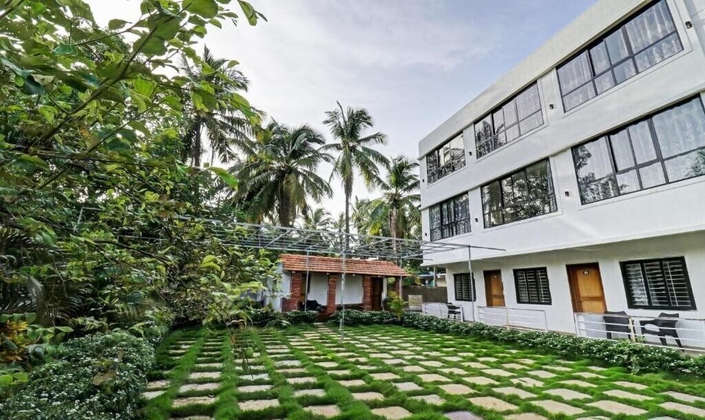 Фото Treebo Morjim Pride 3*