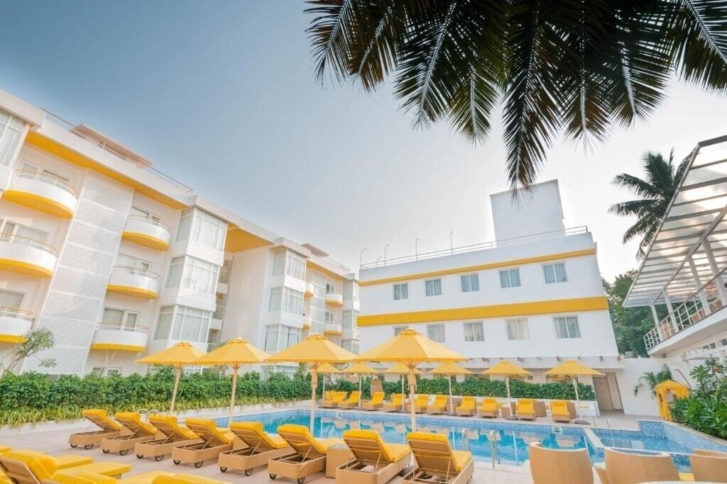 Отель Bloom Suites 4*