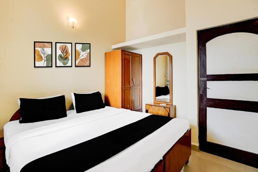 Фото Townhouse Calangute Circle 3*