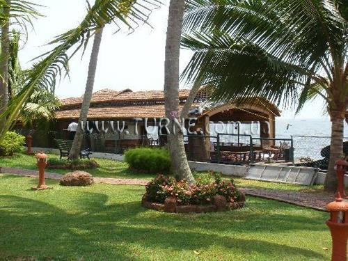 Отель Abad Whispering Palms 3*