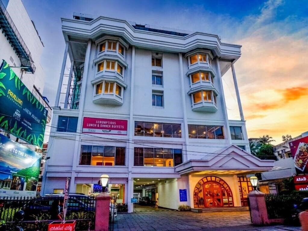 Отель Abad Plaza Cochin 3*