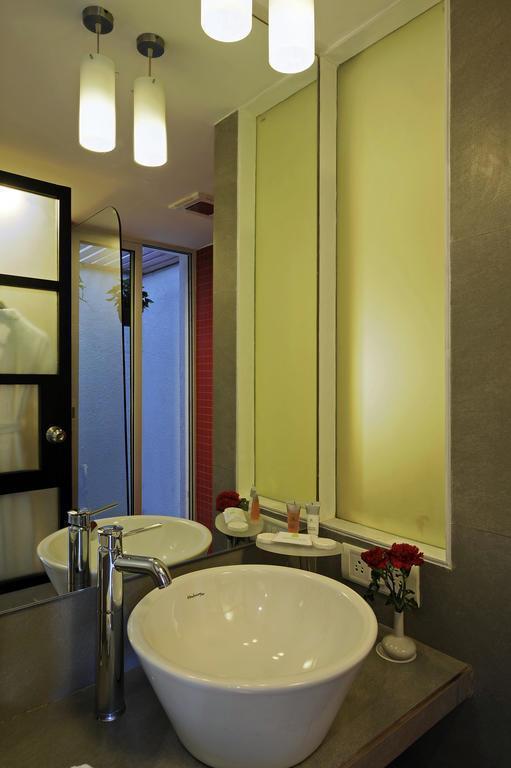 Картинка Whispering Palms 4*