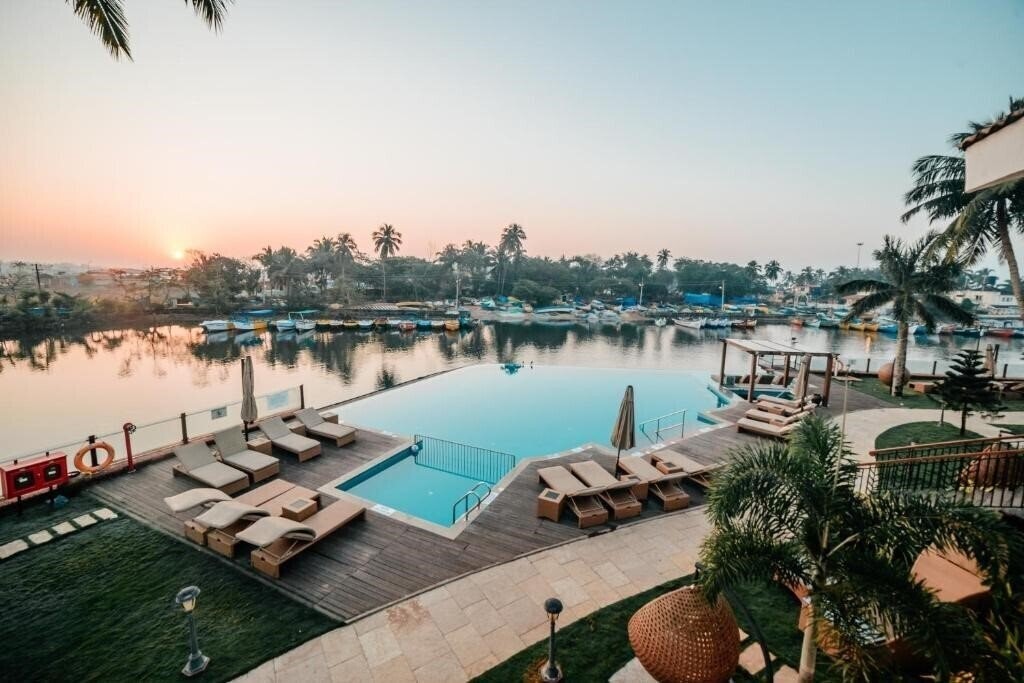 Отель Acron Waterfront Resort 4*