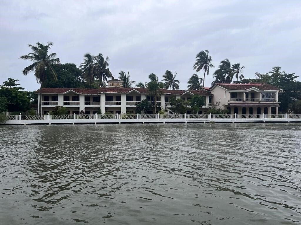 Отель Riverside Resort Deluxe 3*