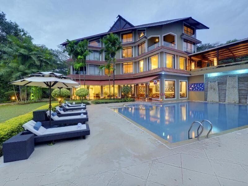 Отель The Crescent 3*