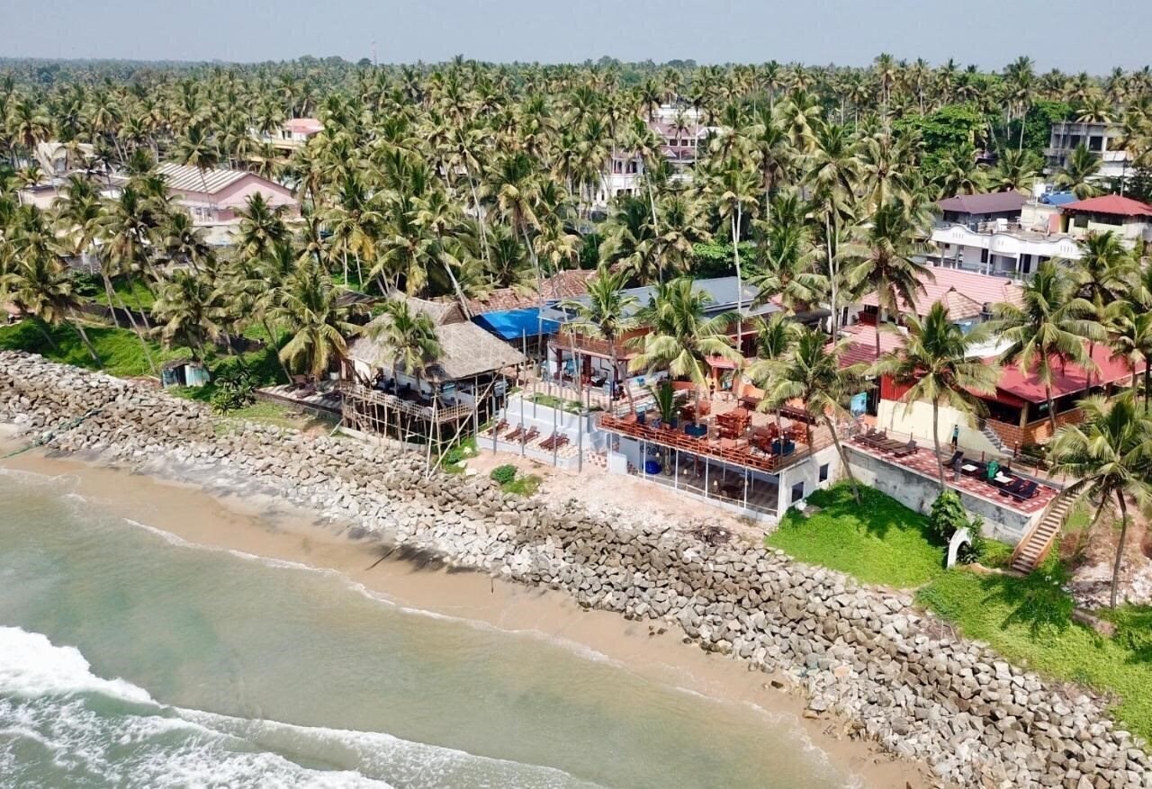 Отель Black Beach Resort 2*