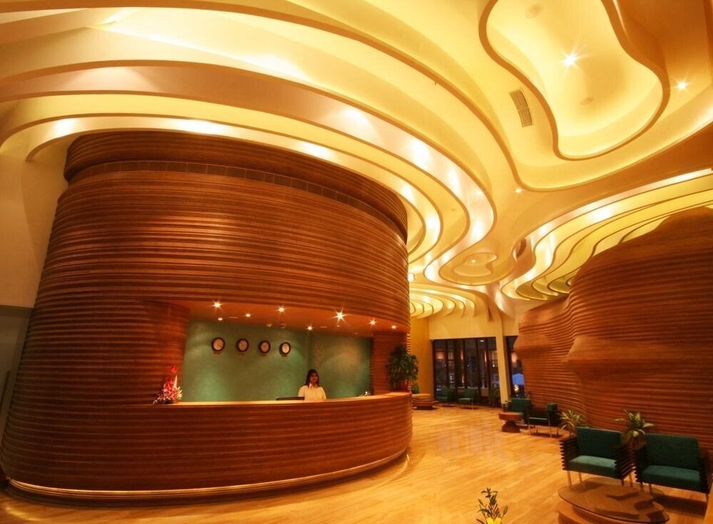 Фото The Golden Crown Hotel 4*