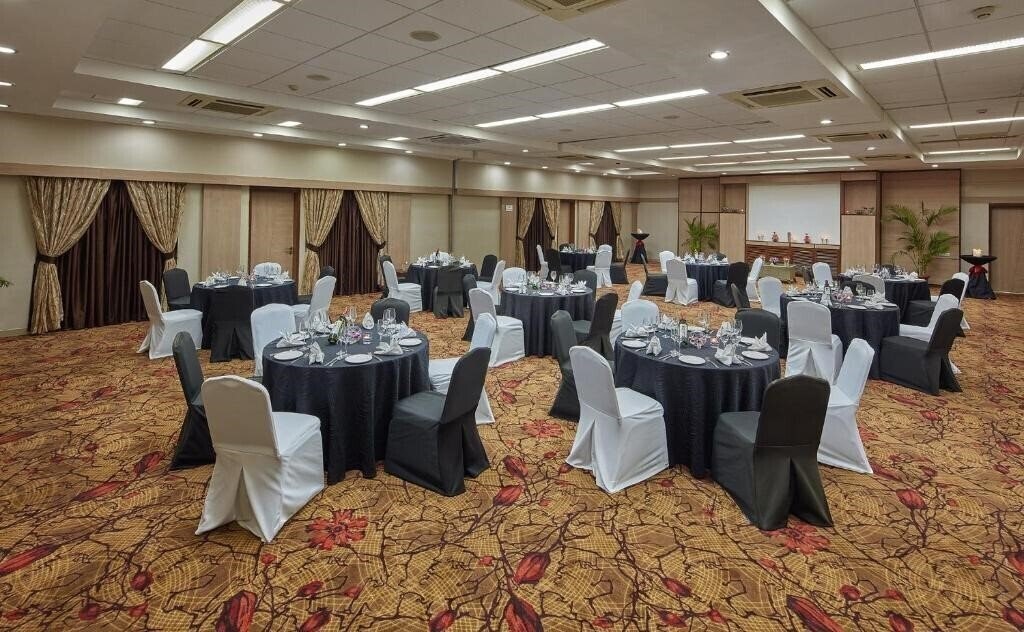 Фотографія Royal Orchid Beach Resort 5*