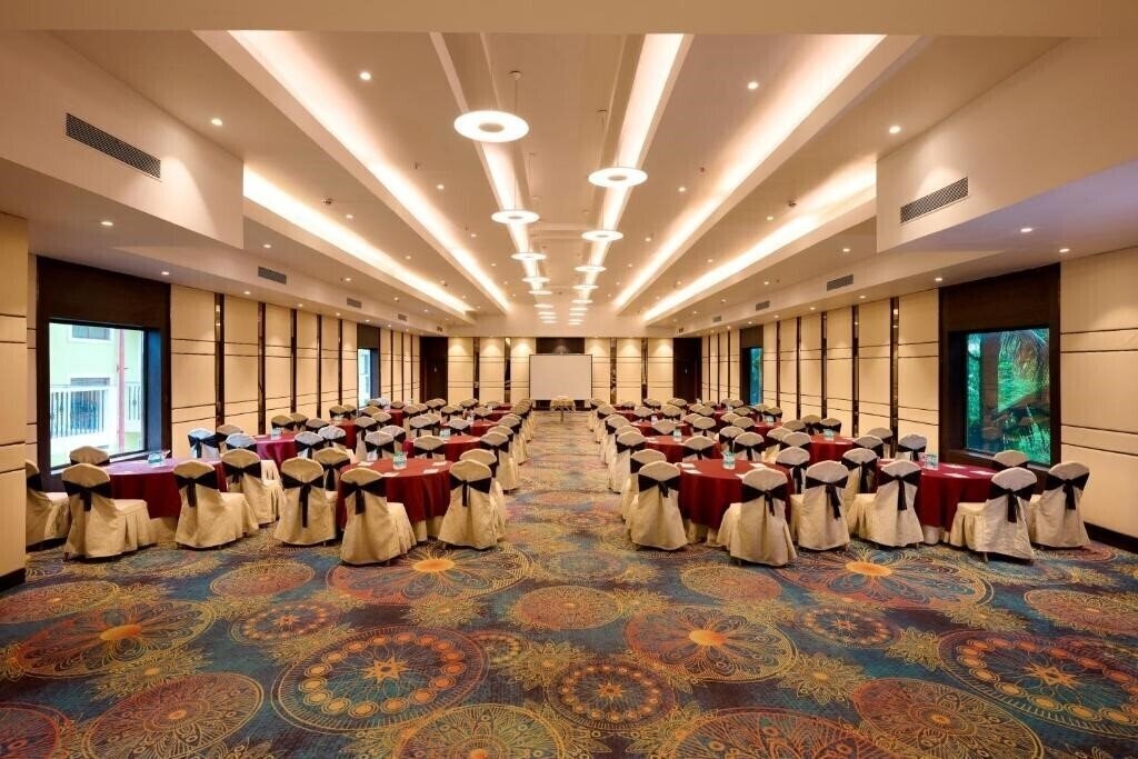 Картинка Sea Breeze Sarovar Portico 4*