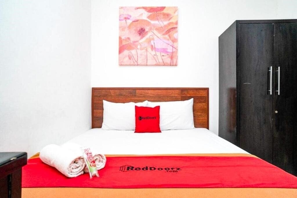 Готель Reddoorz Plus @ Pasar Baru 2*