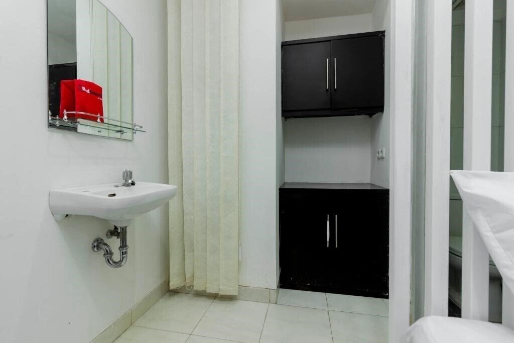 Фотография Reddoorz Plus @ Pasar Baru 2*