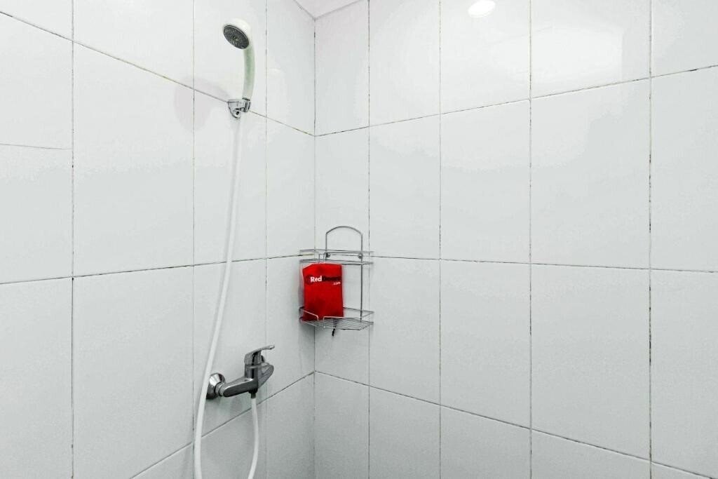 Фотографія Reddoorz Plus @ Pasar Baru 2*