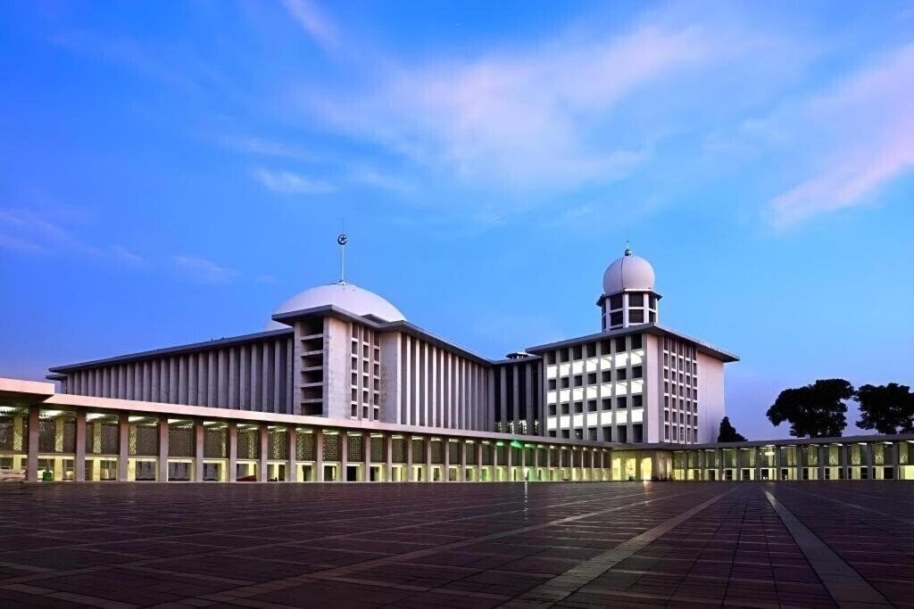 Фото Hotel Grandhika Iskandarsyah 4*