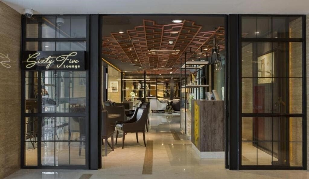 Фотографія Hotel Grandhika Iskandarsyah 4*