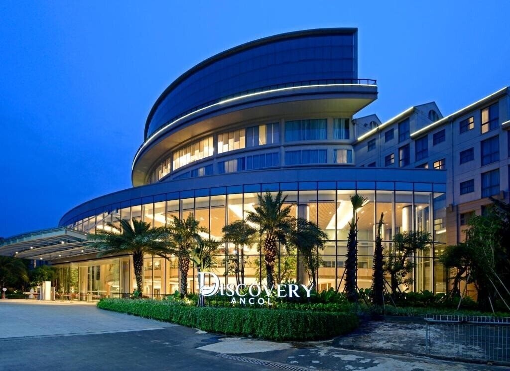 Отель Discovery Hotel Convention Ancol 4*