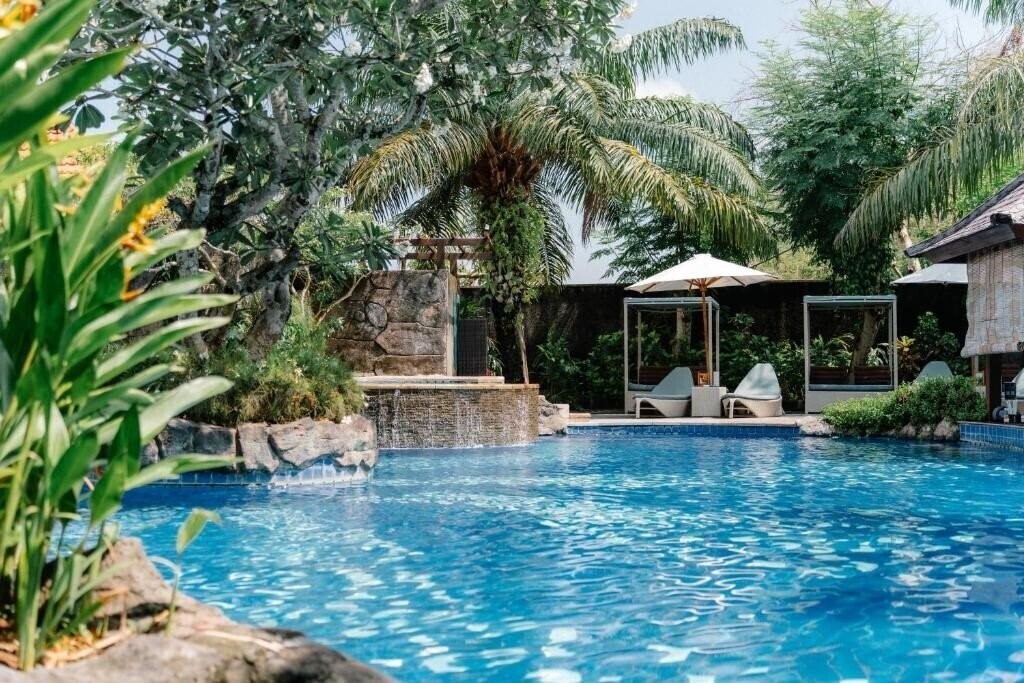 Отель The Leaf Jimbaran 5*