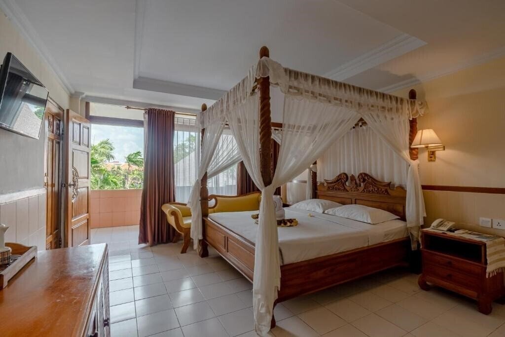 Фото Palm Beach Hotel Kuta 3*