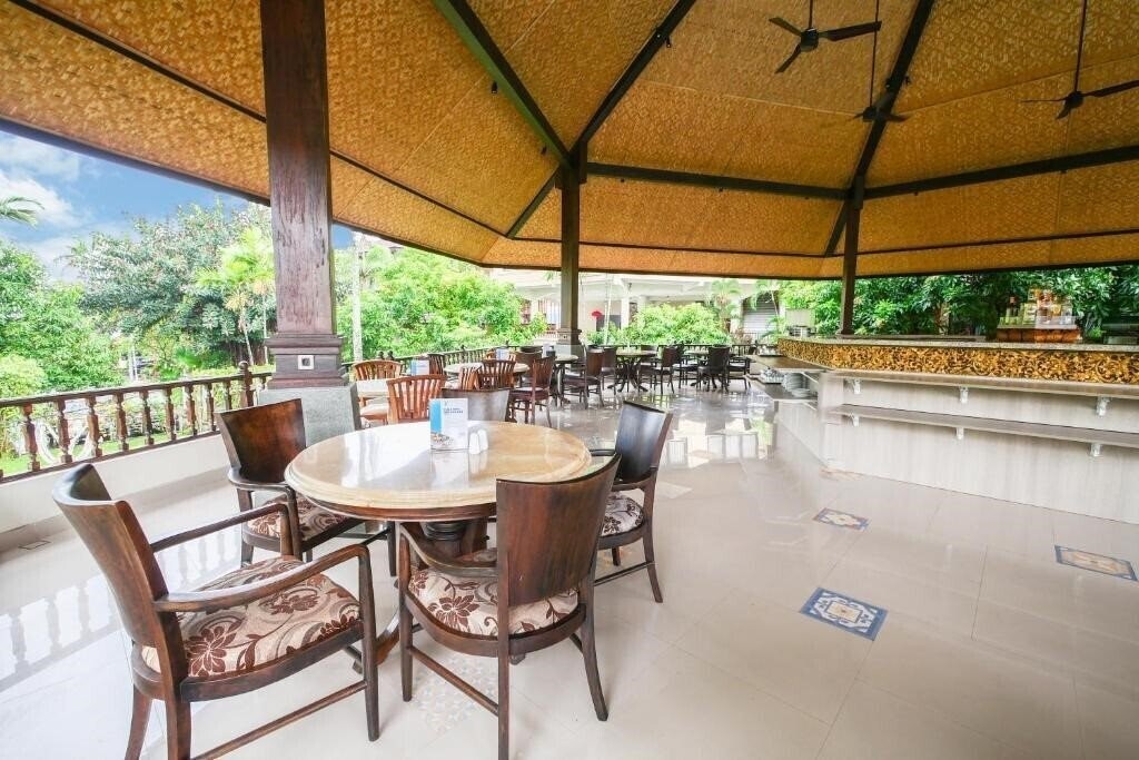 Картинка Palm Beach Hotel Kuta 3*