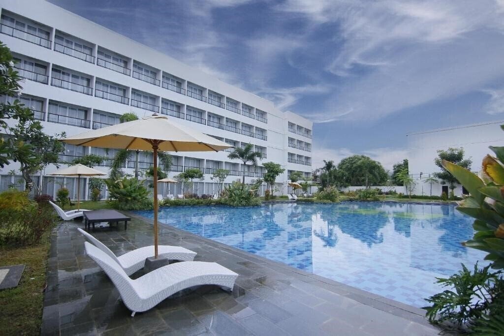 Отель Raja Hotel Kuta Lombok 4*